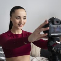 instructor de fitness deportivo online grabando su sesion